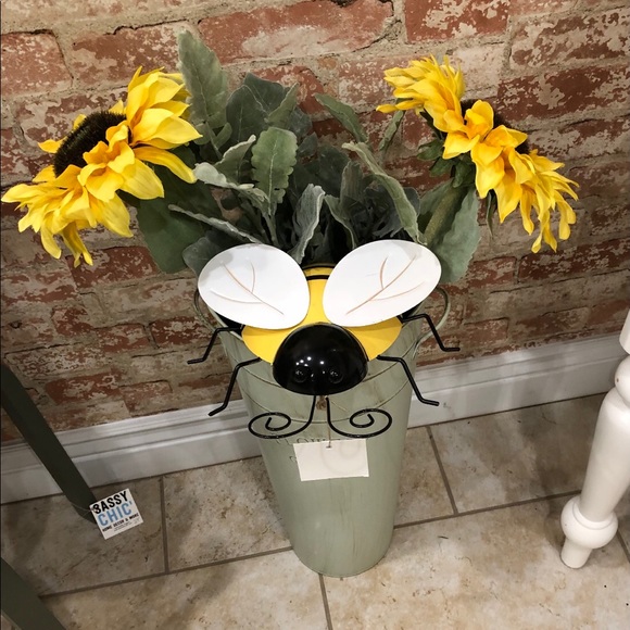 NWT Yellow & Black 12” Metal Bee Garden Art - Picture 1 of 5